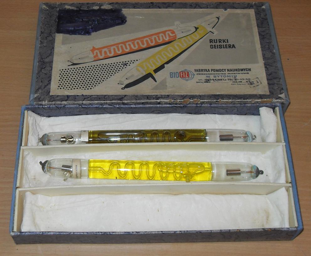 STARE LABORATORYJNE RURKI GEISLERA Z PRL