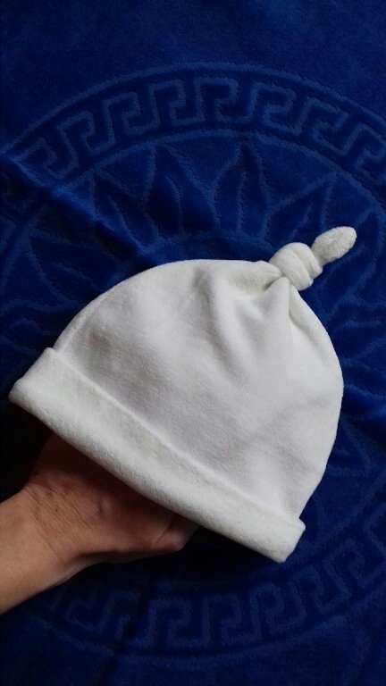 NOWA biała czapka pluszowa z pomponem 3-6 new born