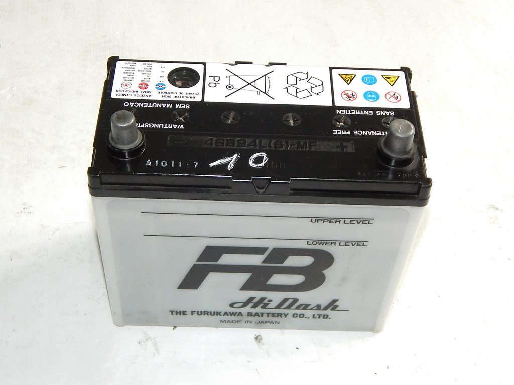 AKUMULATOR UZYWANY FB 46B24 ROK 2011 GRUBA KLEMA