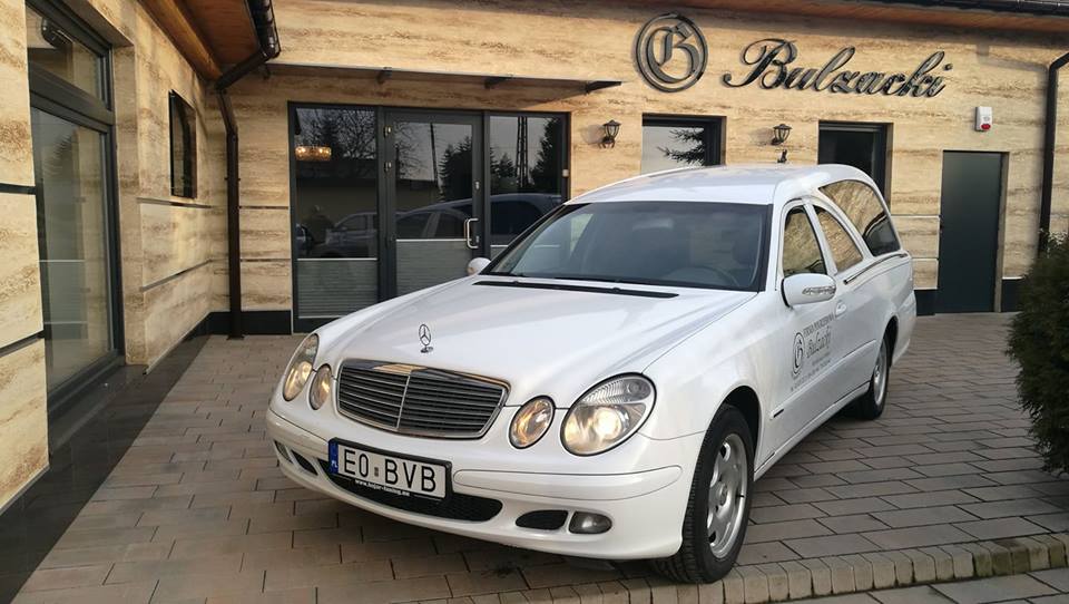 Mercedes-Benz Klasa E KARAWAN POGRZEBOWY BOJAR