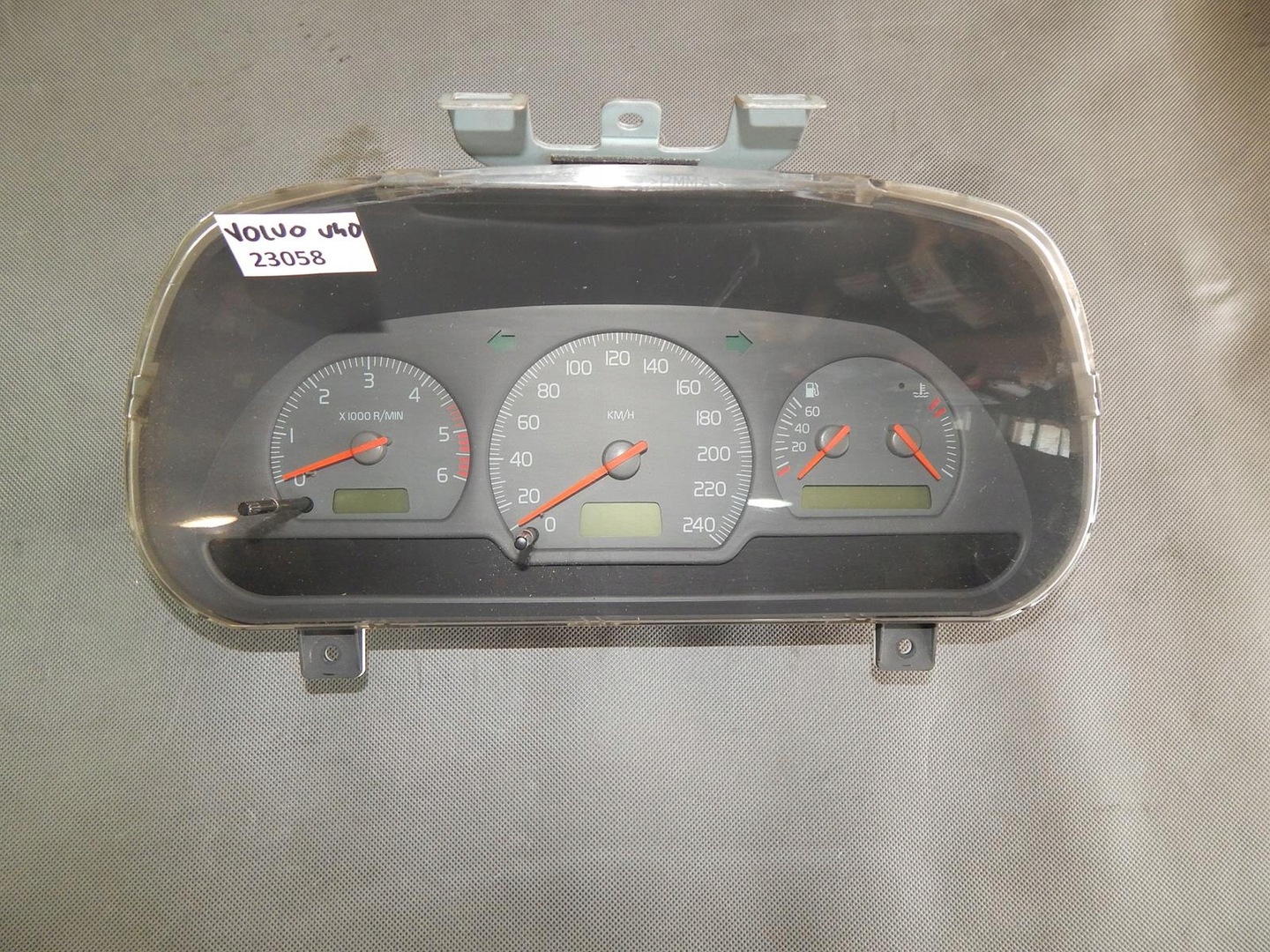 VOLVO V40 1.9 TD COUNTER 30857571 EUROPE