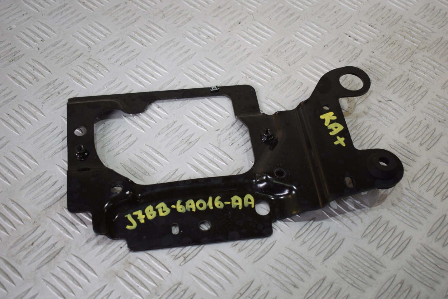 tartó FORD KA+ PLUS 2018 J7BB-6A016-AA
