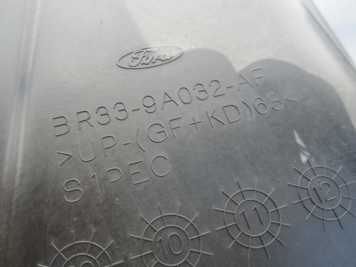 Blende Abdeckung Behälter des Kraftstoffsbehälters Ford Mustang 5.0 V8 2011
