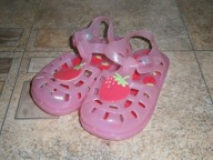 MADE IN TAIWAN MIĘKKIE SANDAŁKI TRUSKAWKI ROZ 25