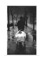 Pocztówka - Jan Saudek, Spacer z dzieckiem w wózku