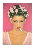 Pocztówka - Portret w różu, z papierosem i w papilotach