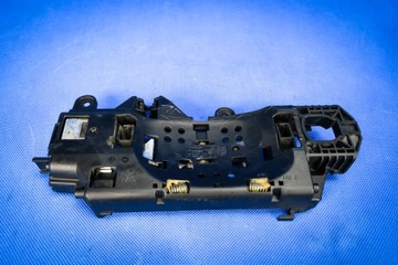 Напрямна ручки правої Audi A4 A5 8W 8W0837812A