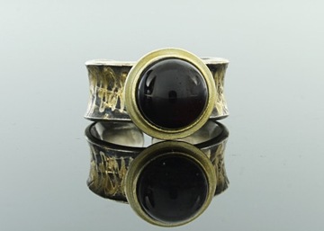 Srebrny,rodowany pierścionek 925- z bursztynem