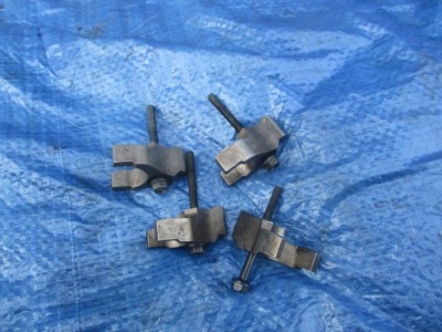 Кріплення кронштейн підніжка вприску mitsubishi l200 2.5 фото №1