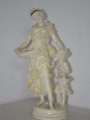 Duża figura kobiety z dziewczynką