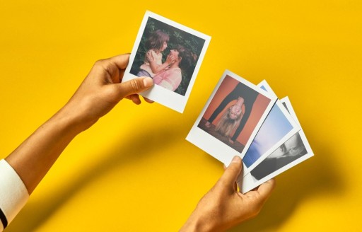 Камера POLAROID NOW INSTANT + ЧЕРНАЯ ЭЛЕКТРОННАЯ КОРОБКА + 16 цветных картриджей i-Type