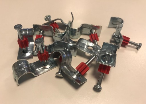 Obejma metalowa do rur 8 mm z gwoździem 32 HILTI