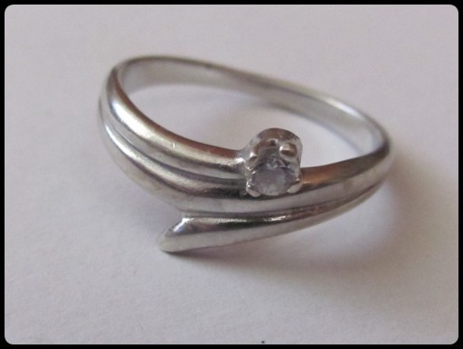 Zdjęcie oferty: Srebrny pierścionek z oczkiem - cyrkonią