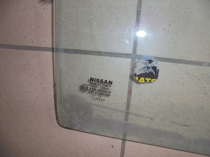 NISSAN SERENA 2.3D GLASS RIGHT FRONT photo 2 - milautoparts-fr.ukrlive.com