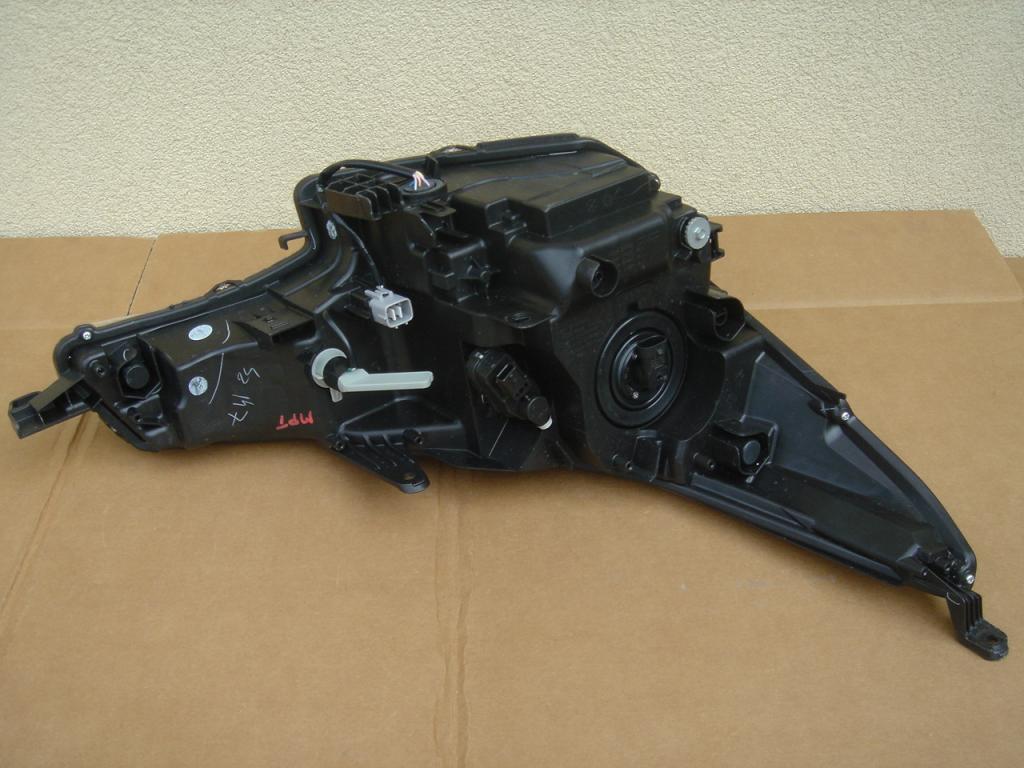 Toyota avensis 2015 обычная led фонарь  левая черная Недорого