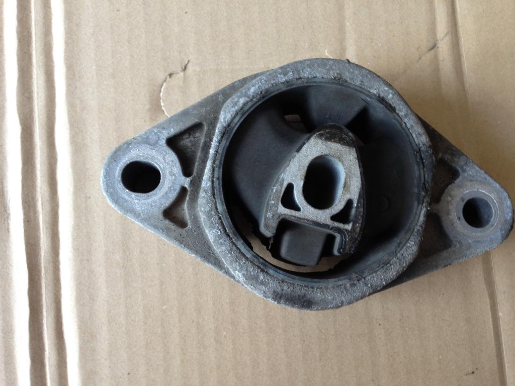 фото №1, Кронштейн подушка двигателя laguna iii 2.0 dci