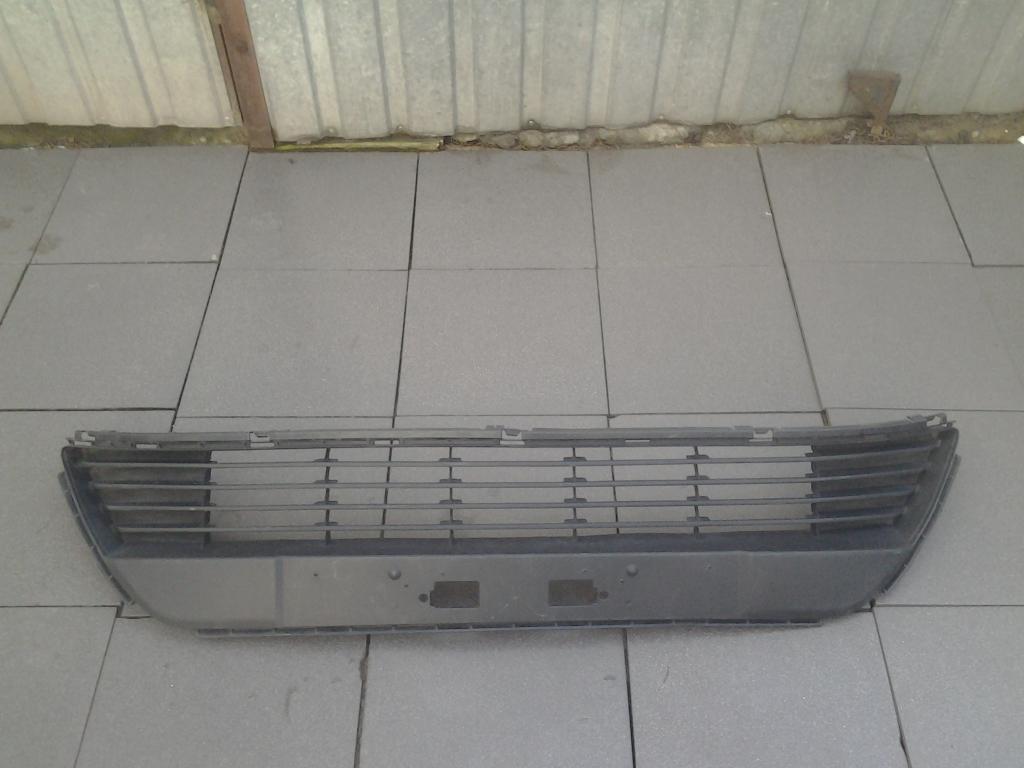 Купить Toyota avensis 3 решётка средняя бампера перед