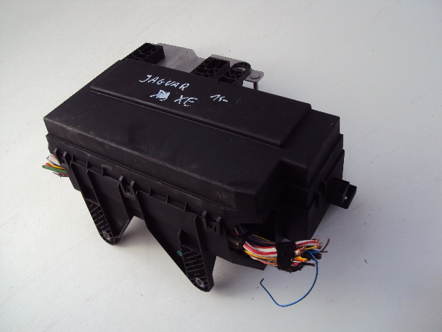 Купити Коробка запобіжників jaguar xe 2014-