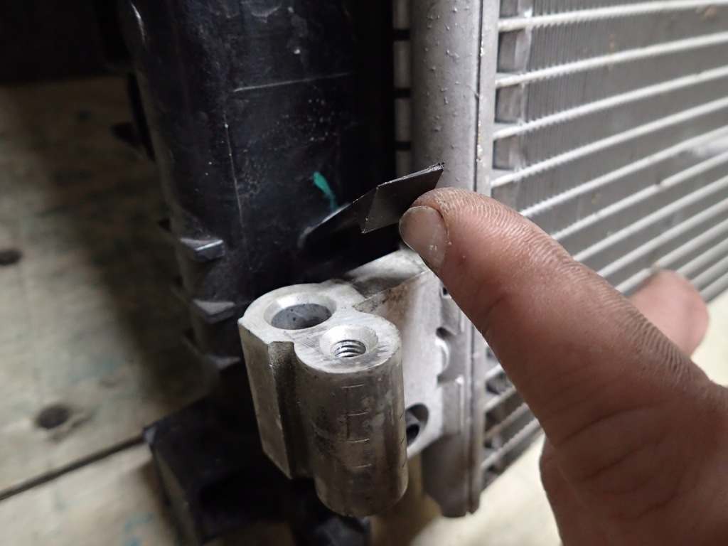 Радиатор воды кондиционер clio iv 4 921006843 в Украине