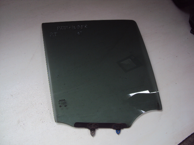 Скло правий задня nissan pathfinder 2005 rok Ціна