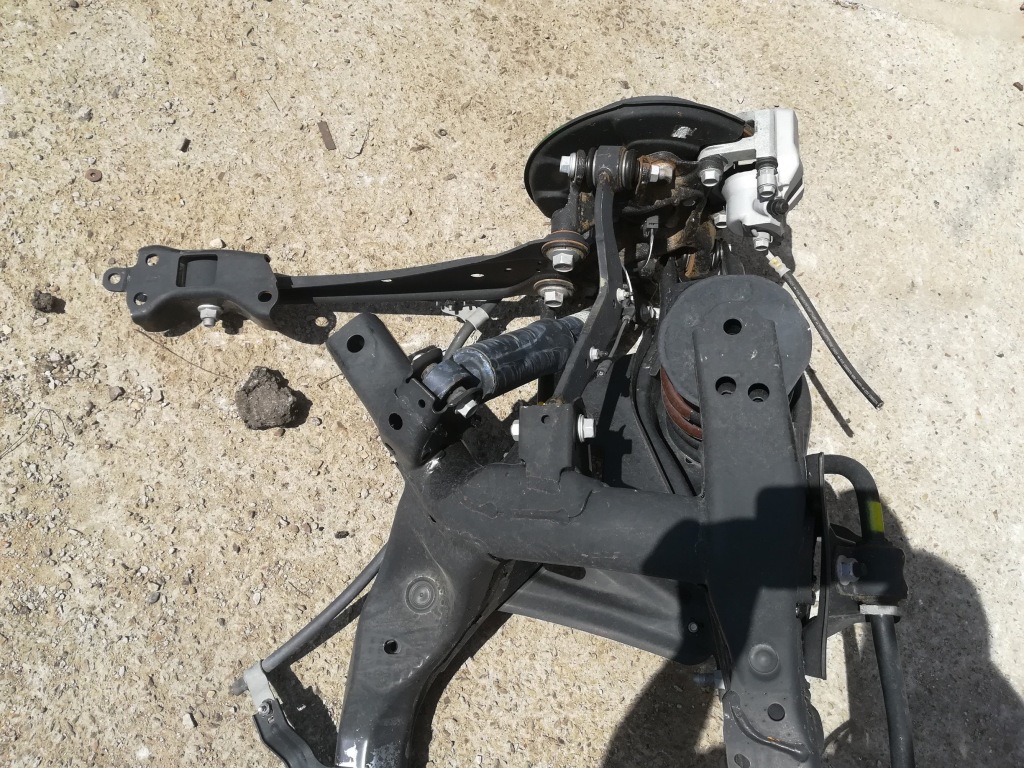 фото №1, Поворотный кулак рычаг правый задняя toyota rav4 hybrid 2.5b